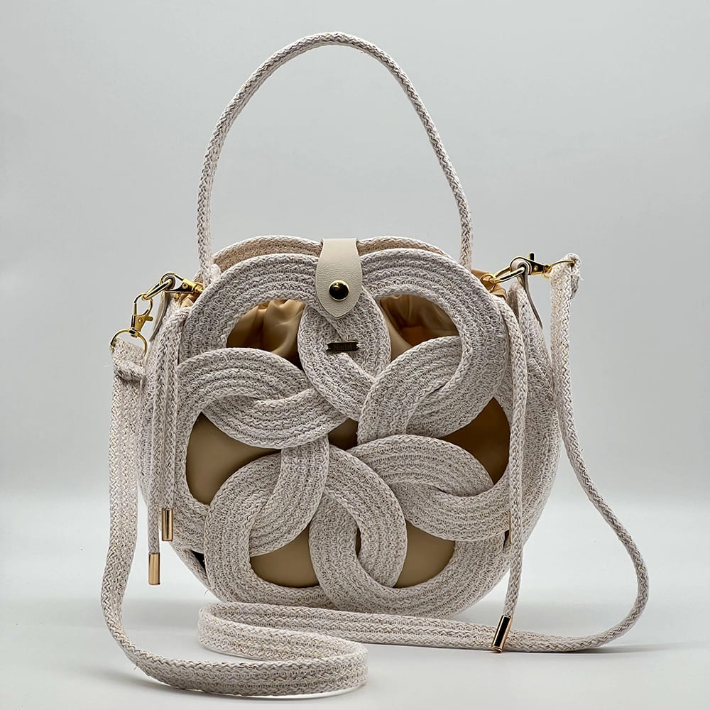 Fehér színű, arany szálakkal díszített EVA Eternity limitált designer női táska egymásba fonódó karika mintával a NADRI Bags kollekcióból.