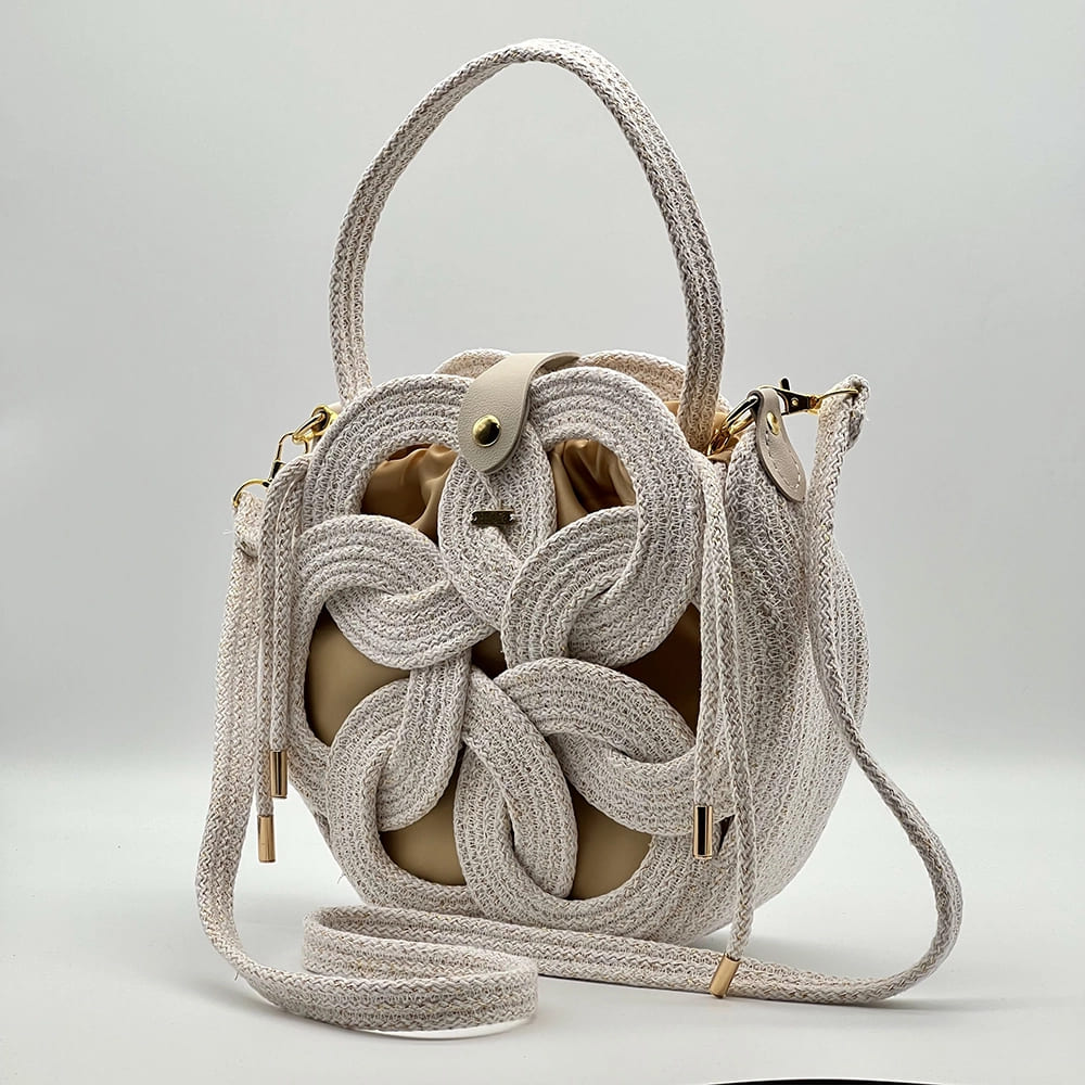 Fehér színű, arany szálakkal díszített EVA Eternity limitált designer női táska egymásba fonódó karika mintával a NADRI Bags kollekcióból.