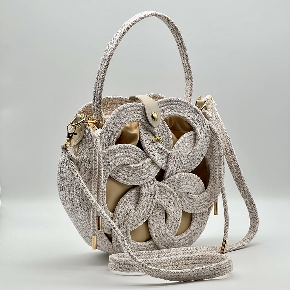 Fehér színű, arany szálakkal díszített EVA Eternity limitált designer női táska egymásba fonódó karika mintával a NADRI Bags kollekcióból.