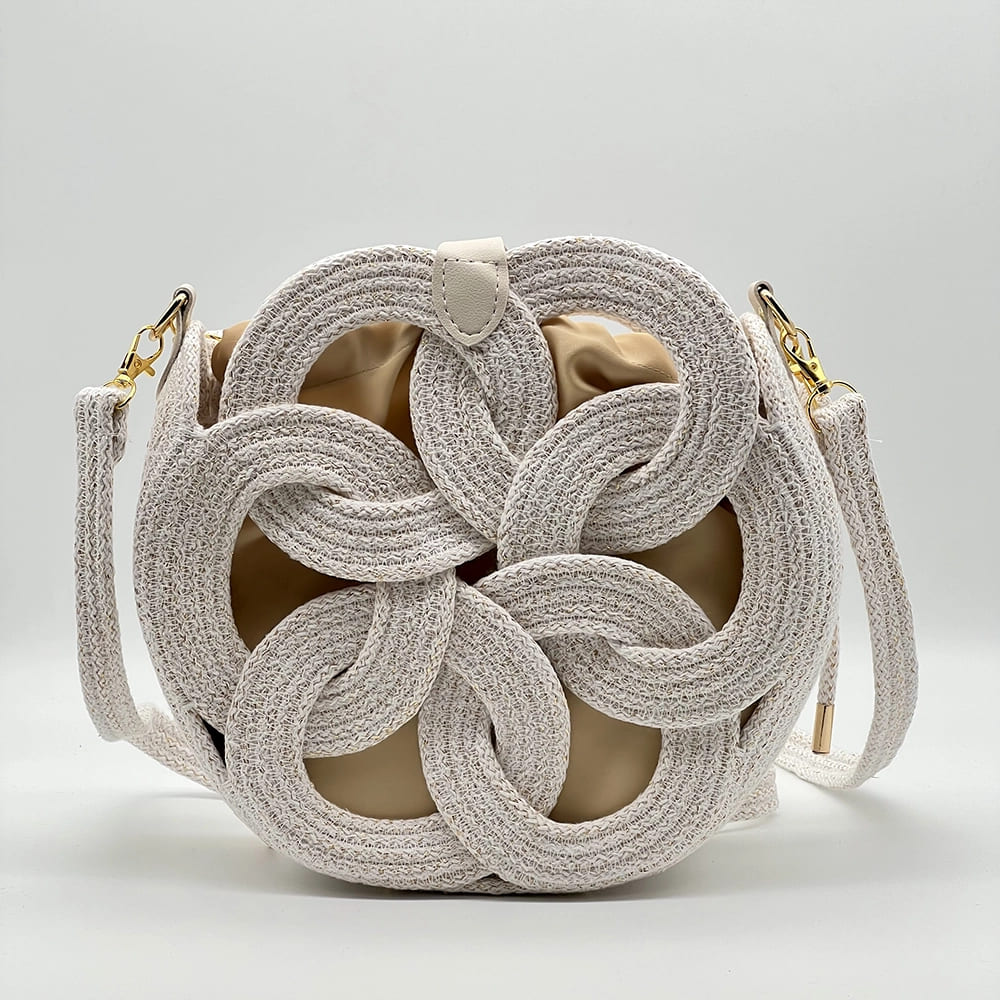 Fehér színű, arany szálakkal díszített EVA Eternity limitált designer női táska egymásba fonódó karika mintával a NADRI Bags kollekcióból.