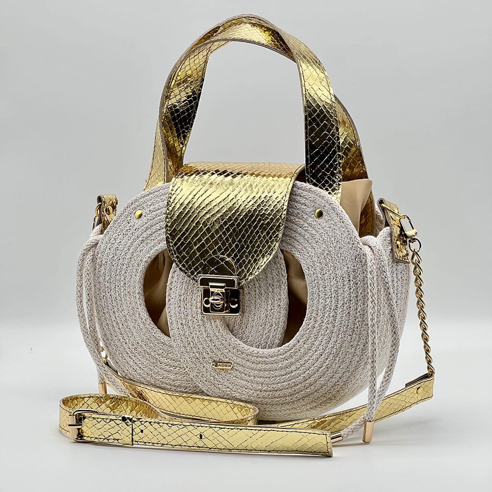 Fehér színű, arany szálakkal díszített EVA Infinity limitált designer női táska egymásba fonódó karika mintával és valódi bőr kiegészítőkkel a NADRI Bags kollekcióból.