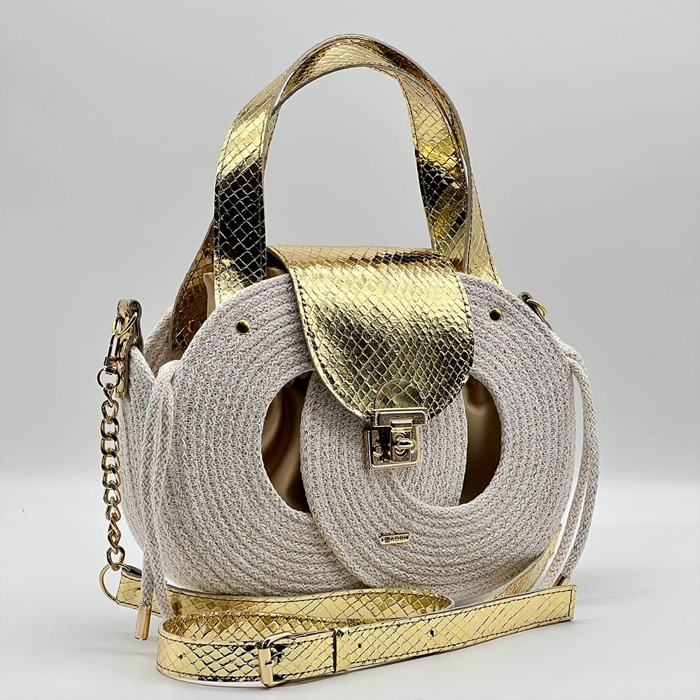 Fehér színű, arany szálakkal díszített EVA Infinity limitált designer női táska egymásba fonódó karika mintával és valódi bőr kiegészítőkkel a NADRI Bags kollekcióból.