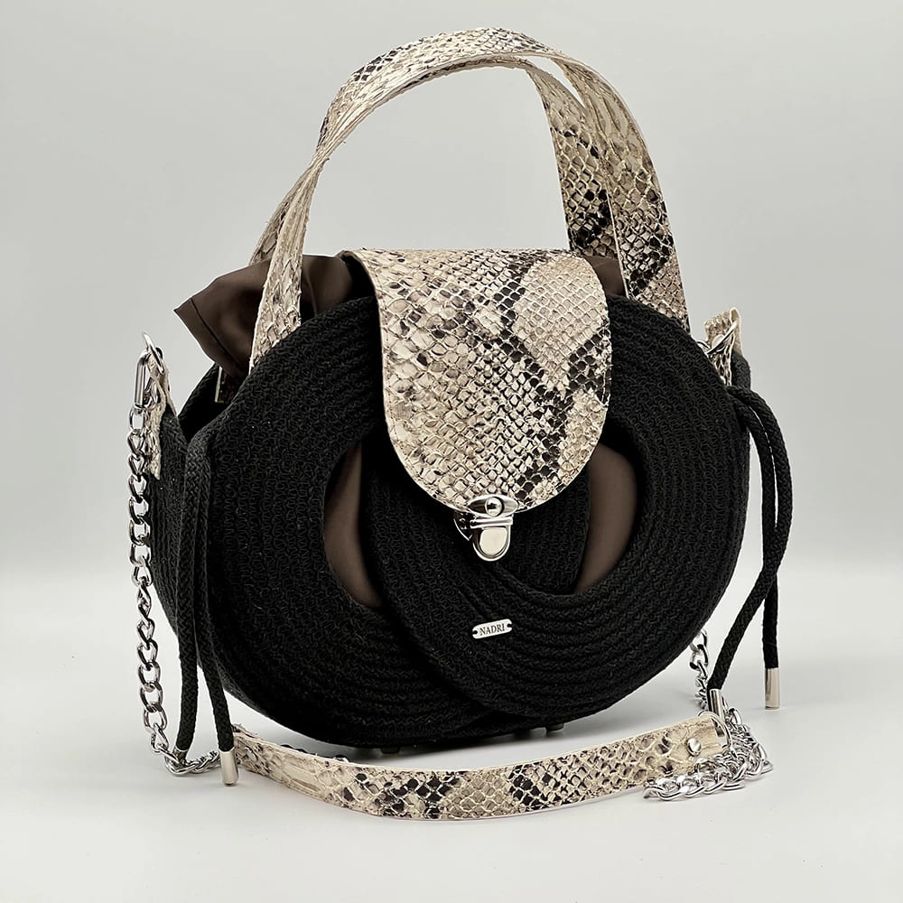 Fekete színű EVA Infinity limitált designer női táska egymásba fonódó karika mintával és valódi bőr kiegészítőkkel a NADRI Bags kollekcióból.