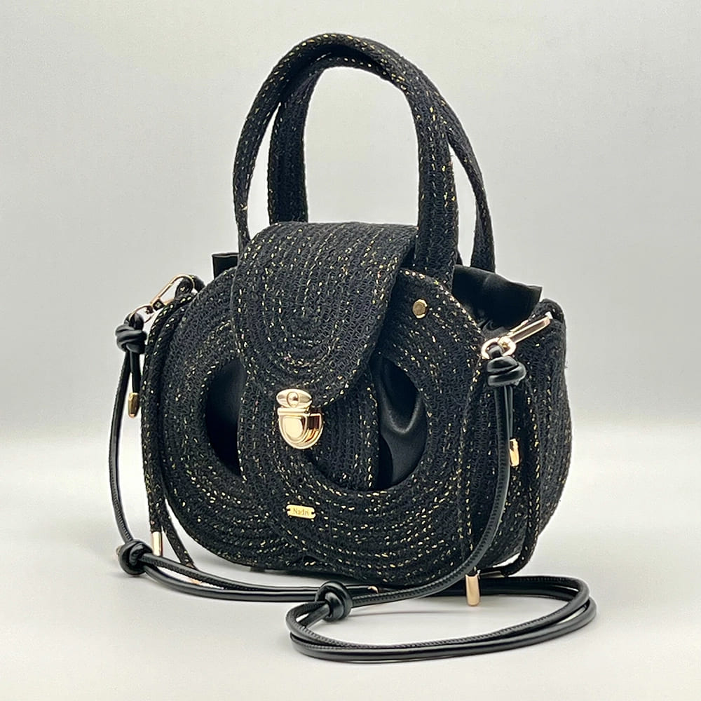 Fekete színű, arany szálakkal díszített EVA Infinity limitált designer női táska egymásba fonódó karika mintával a NADRI Bags kollekcióból.