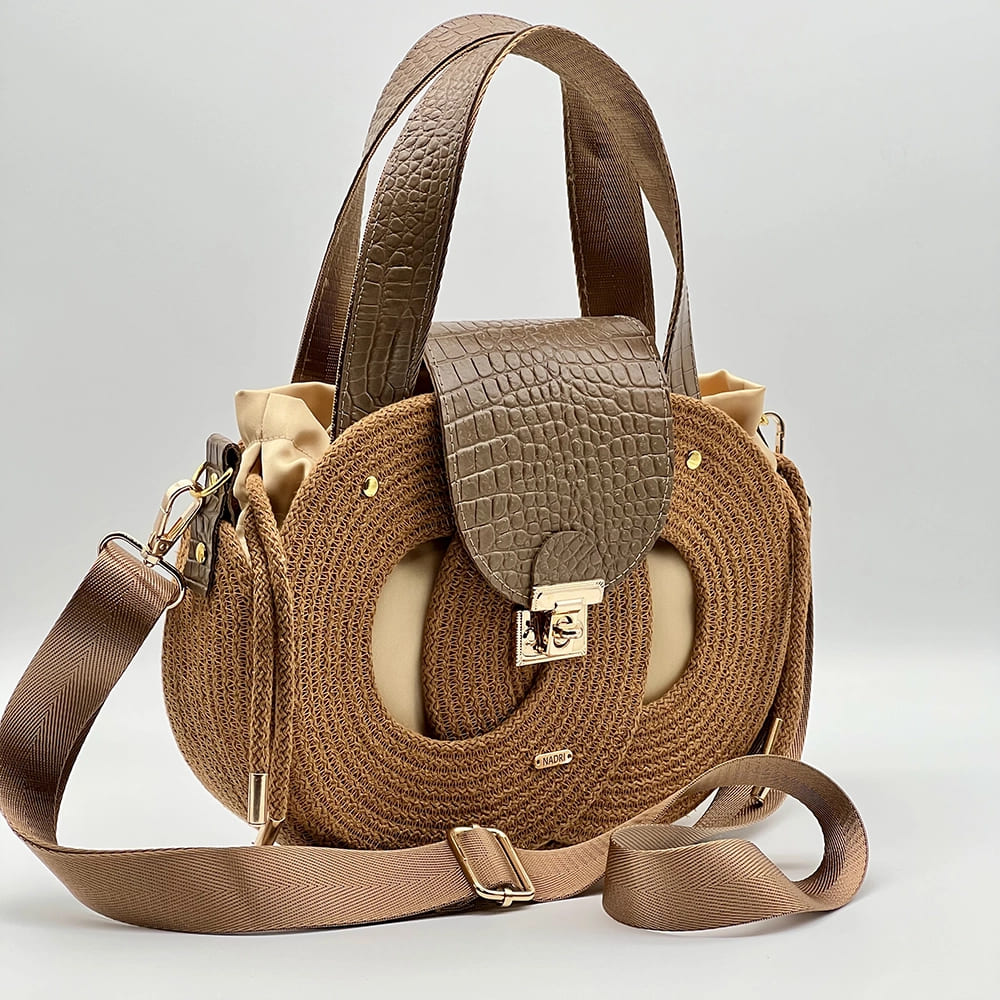 Karamell barna EVA Infinity limitált designer női táska egymásba fonódó karika mintával és valódi bőr kiegészítőkkel a NADRI Bags kollekcióból.