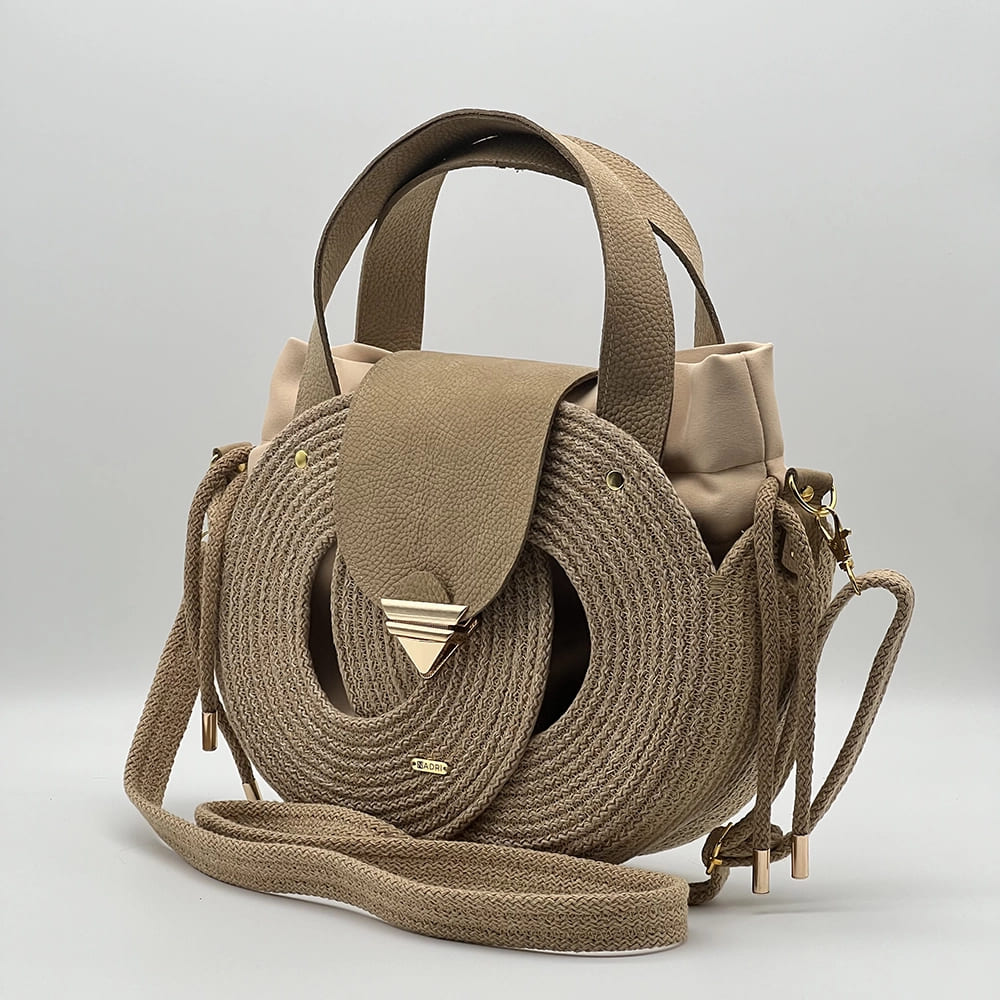 Bézs színű EVA Infinity limitált designer női táska egymásba fonódó karika mintával és valódi bőr kiegészítőkkel a NADRI Bags kollekcióból.