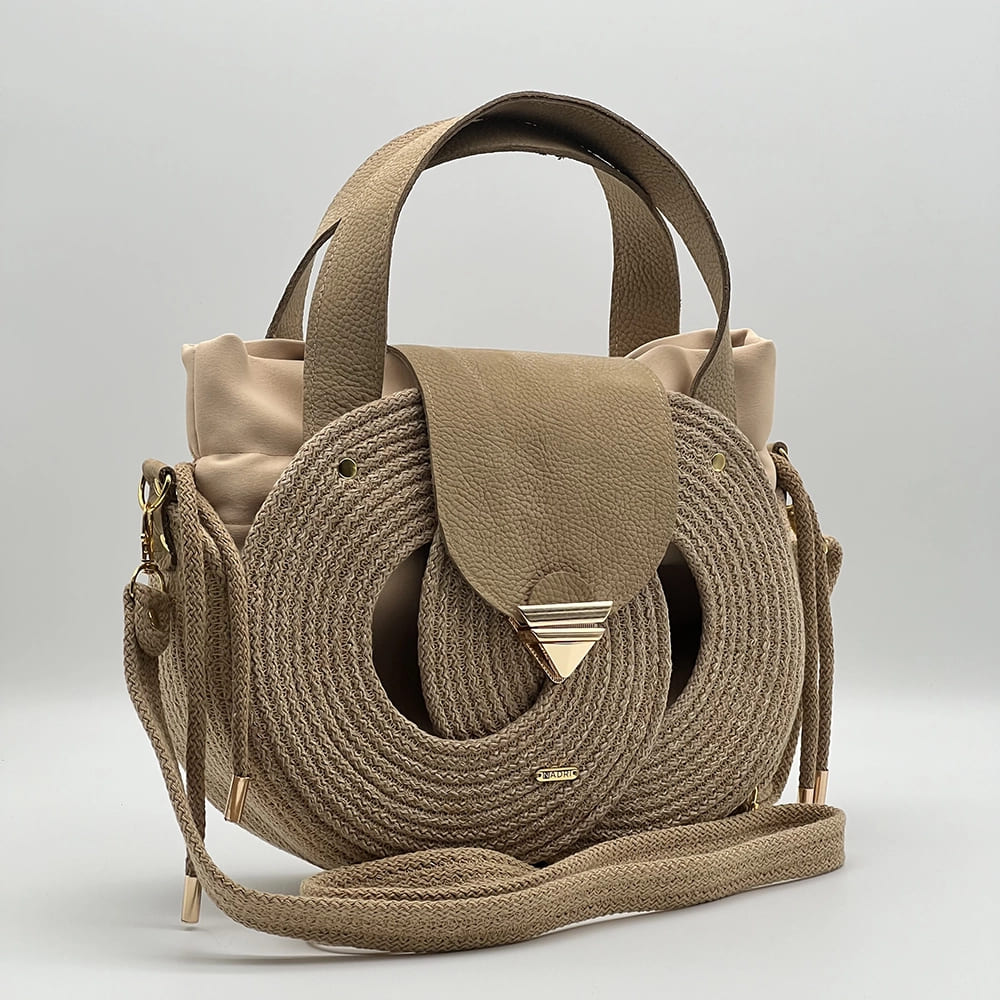 Bézs színű EVA Infinity limitált designer női táska egymásba fonódó karika mintával és valódi bőr kiegészítőkkel a NADRI Bags kollekcióból.