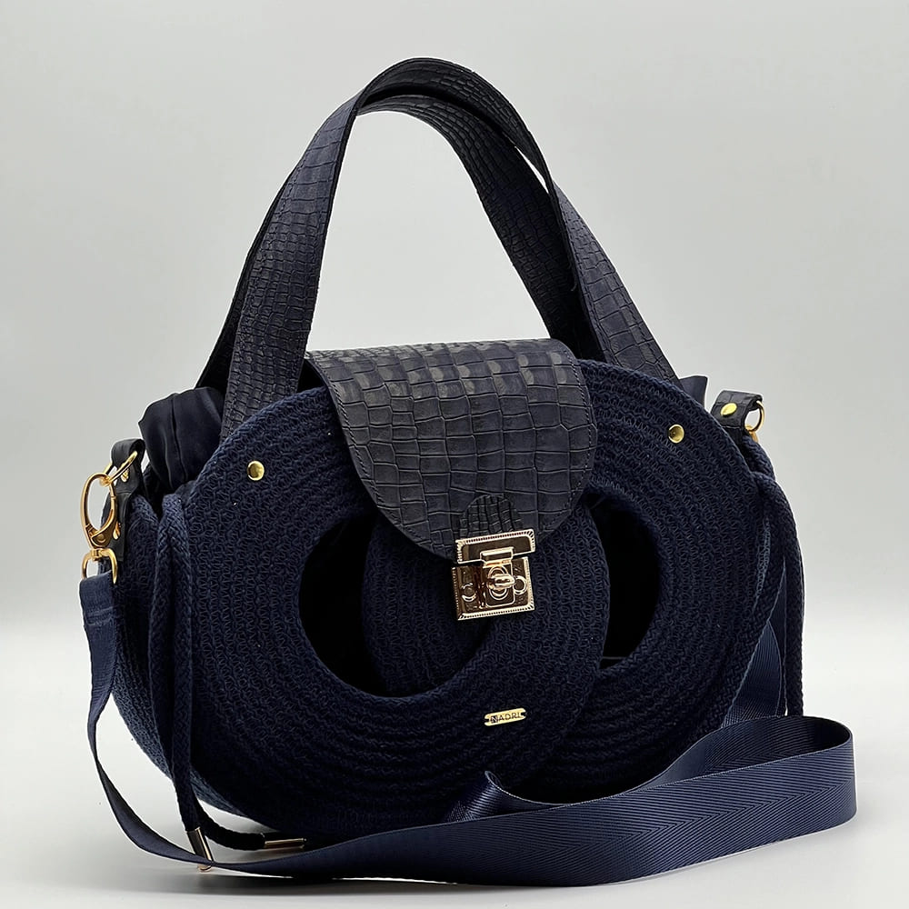 Tengerészkék EVA Infinity limitált designer női táska egymásba fonódó karika mintával és valódi bőr kiegészítőkkel a NADRI Bags kollekcióból.