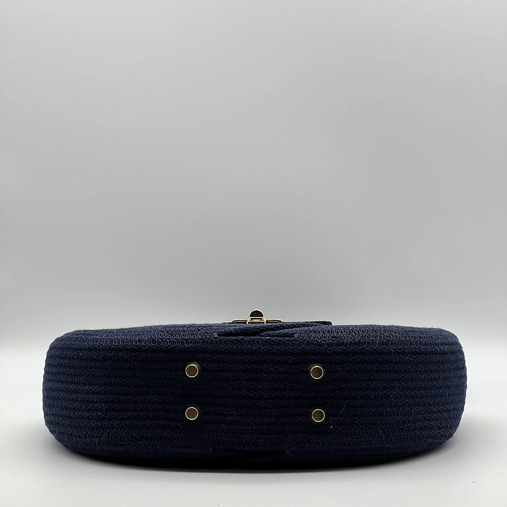 Tengerészkék EVA Infinity limitált designer női táska egymásba fonódó karika mintával és valódi bőr kiegészítőkkel a NADRI Bags kollekcióból.