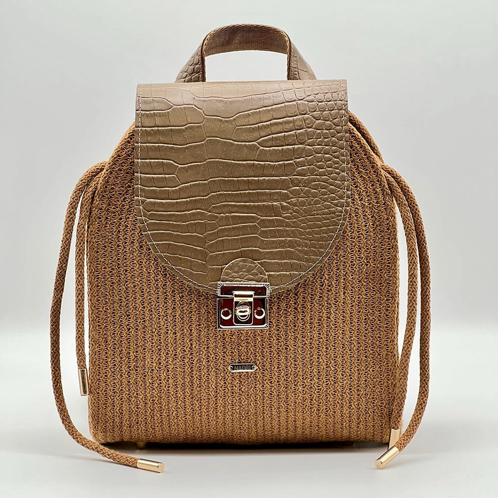 MONI Urban karamell barna elegáns női hátizsák, valódi bőr kiegészítőkkel a városi mindennapokra a NADRI Bags kollekcióból.