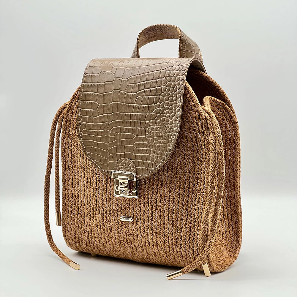 MONI Urban karamell barna elegáns női hátizsák, valódi bőr kiegészítőkkel a városi mindennapokra a NADRI Bags kollekcióból.