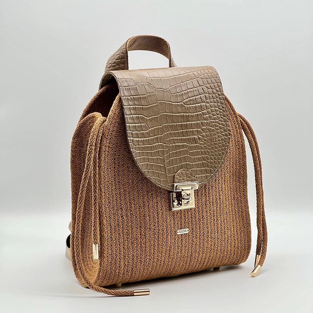 MONI Urban karamell barna elegáns női hátizsák, valódi bőr kiegészítőkkel a városi mindennapokra a NADRI Bags kollekcióból.