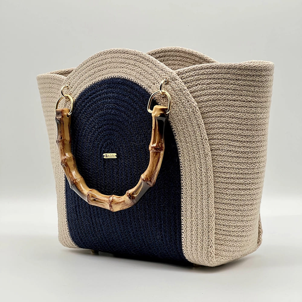 VICKY Style tengerészkék színű, különleges, kényelmes és könnyen kombinálható egyedi táska a NADRI Bags kollekcióból.