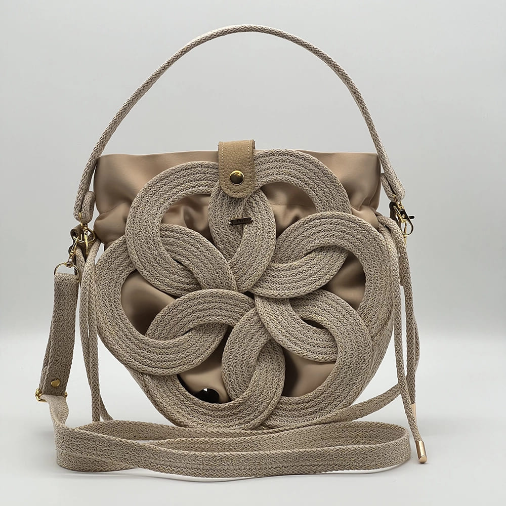 Bézs színű, arany szálakkal díszített EVA Eternity limitált designer női táska egymásba fonódó karika mintával a NADRI Bags kollekcióból.