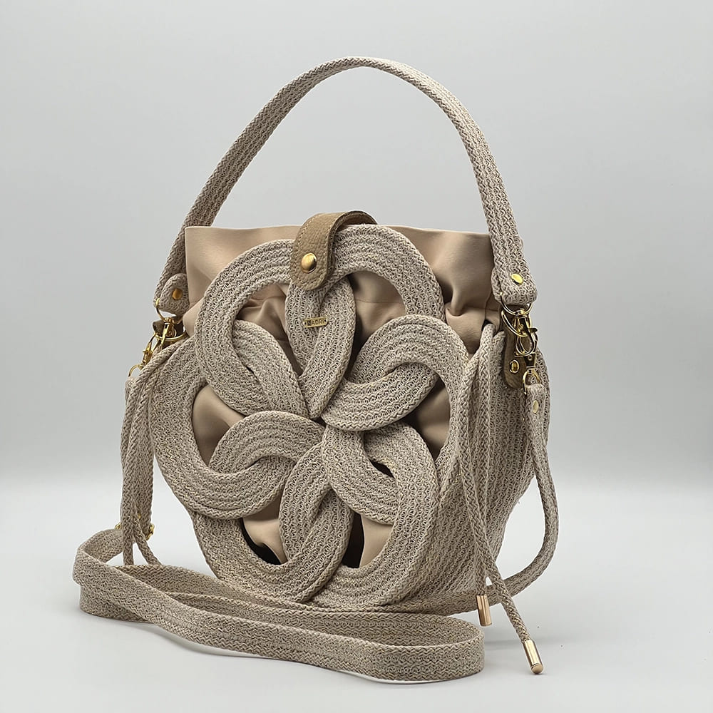 Bézs színű, arany szálakkal díszített EVA Eternity limitált designer női táska egymásba fonódó karika mintával a NADRI Bags kollekcióból.