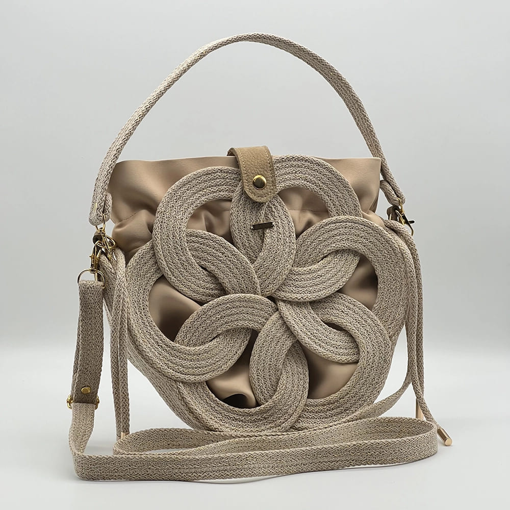 Bézs színű, arany szálakkal díszített EVA Eternity limitált designer női táska egymásba fonódó karika mintával a NADRI Bags kollekcióból.