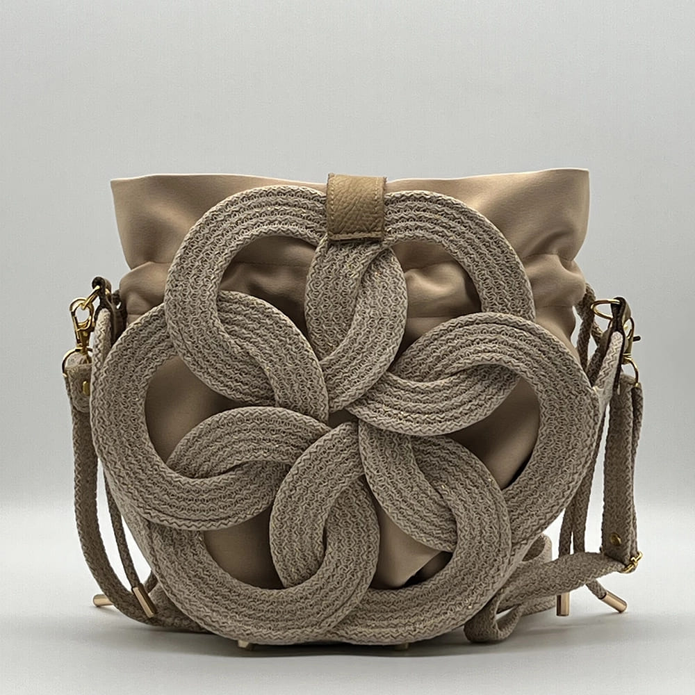 Bézs színű, arany szálakkal díszített EVA Eternity limitált designer női táska egymásba fonódó karika mintával a NADRI Bags kollekcióból.