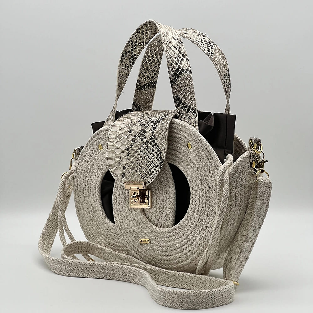 Natúr színű EVA Infinity limitált designer női táska egymásba fonódó karika mintával és valódi bőr kiegészítőkkel a NADRI Bags kollekcióból.