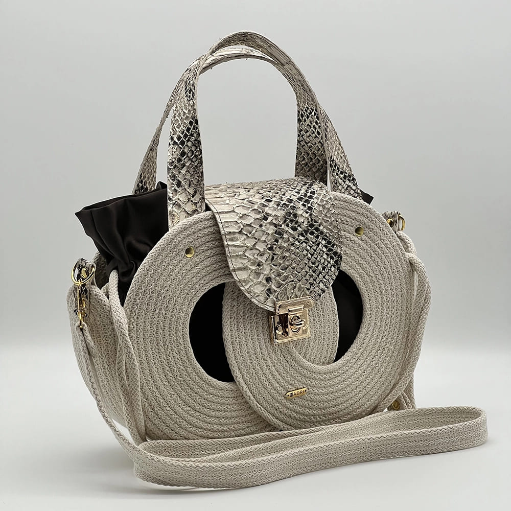 Natúr színű EVA Infinity limitált designer női táska egymásba fonódó karika mintával és valódi bőr kiegészítőkkel a NADRI Bags kollekcióból.