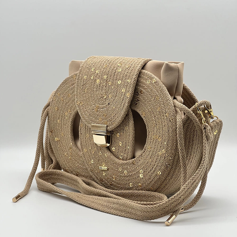 Bézs színű, flitterekkel díszített EVA Infinity limitált designer női táska egymásba fonódó karika mintával a NADRI Bags kollekcióból.
